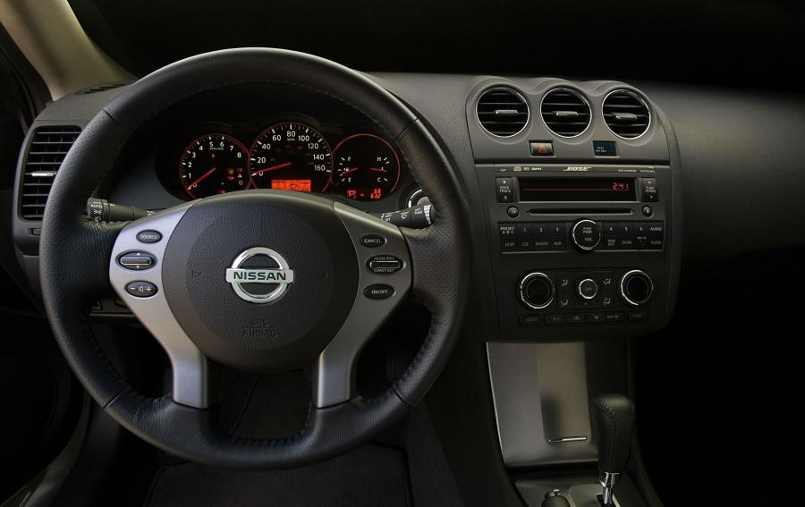 Торпедо Nissan Altima Coupe (U32) 2008 года  (фото 29 из 54)